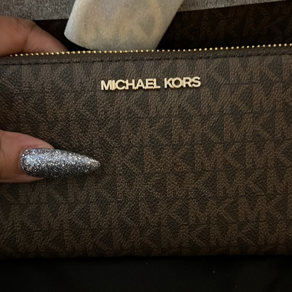 Jet set brand new with tags satchel and matching wallet! Comes with strap! - Picture 9 of 12